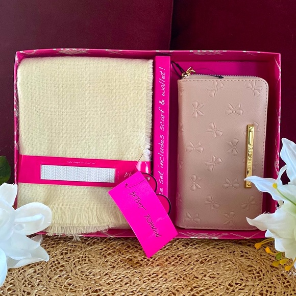 Betsey Johnson Light Pink Bow Embossed Wallet, with Soft, Cozy Cream Scarf - Picture 3 of 13